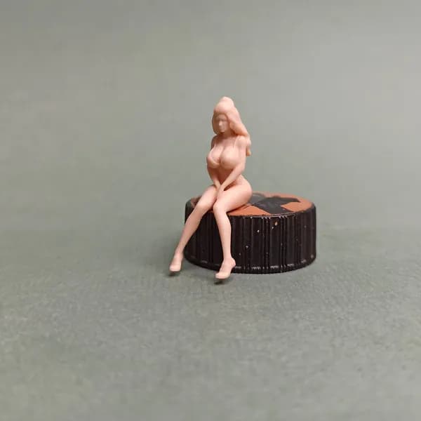 Девушка в бикини, на яхте. Фигурка в масштабе 1/43.