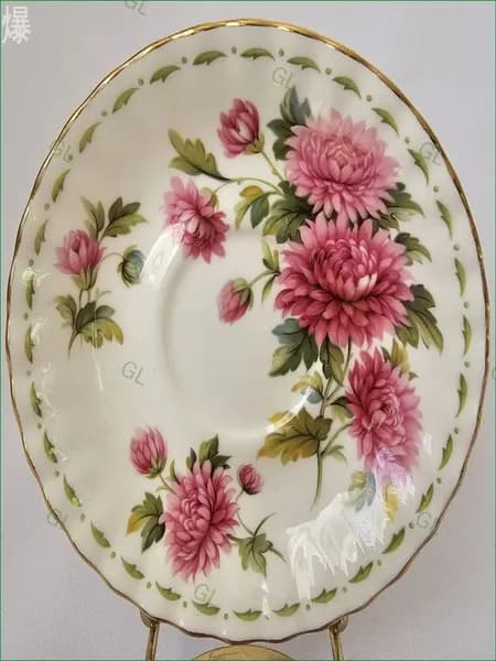 Коллекционный сервиз Royal Albert из костяного фарфора, выпущенный в 1970х годах в Англии, посвященный серии Цветок месяца, предлагается как премиальный набор GL