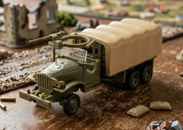 Сборная модель военного грузовика США GMC CCKW 353 с пулеметом 1:72