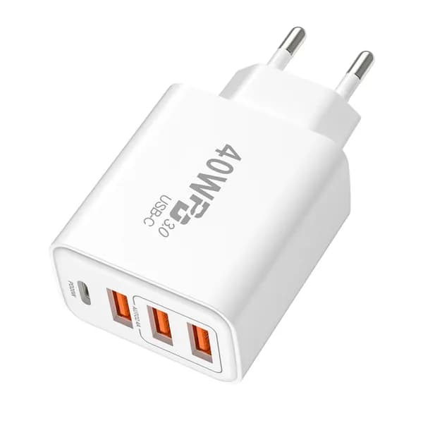 Обычное устройство мощностью 40 Вт с 3 портами USB A и 1 портом беспроводной связи