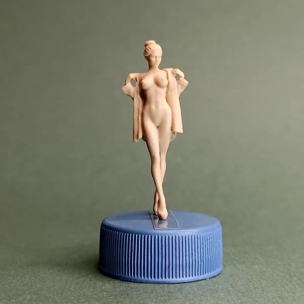 Девушка в мужской рубашке. Фигурка 1/43