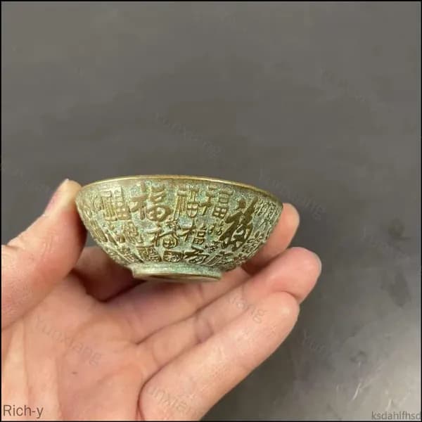 Старинная чаша из чистой меди с символами счастья