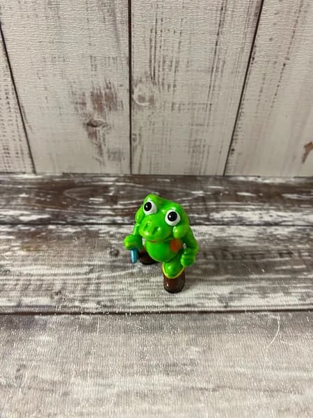 Винтажная игрушка из Киндер Сюрприза Лягушонок Турист, 1993 год