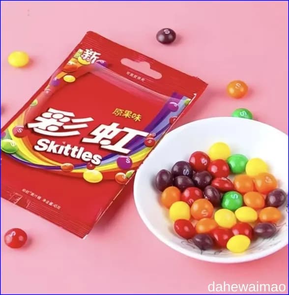 Сладости Skittles с необычным сочетанием цветов и фруктов в удобной упаковке