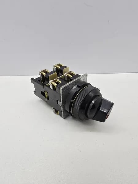 ПЕ-062У2 исп. 2, Переключатель на 2 положения с фиксацией, 10А, 660В