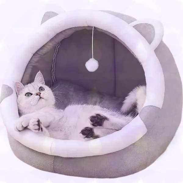 Мягкая лежанка для кошек с игрушками для кошек.