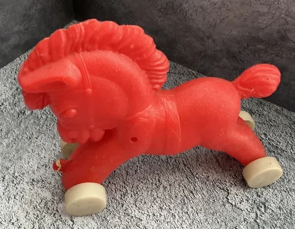 Винтажная коллекционная игрушка СССР Лошадка на колесах (пластик)