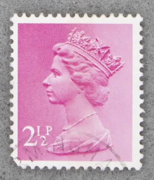 Почтовая марка "Queen Elizabeth II". Стандартный выпуск. Номинал 2 1/2 P. Great Britain. 1971 год. (Michel GB 565C)