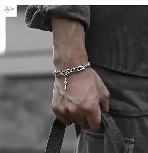 Ретро-браслет с резным мечом