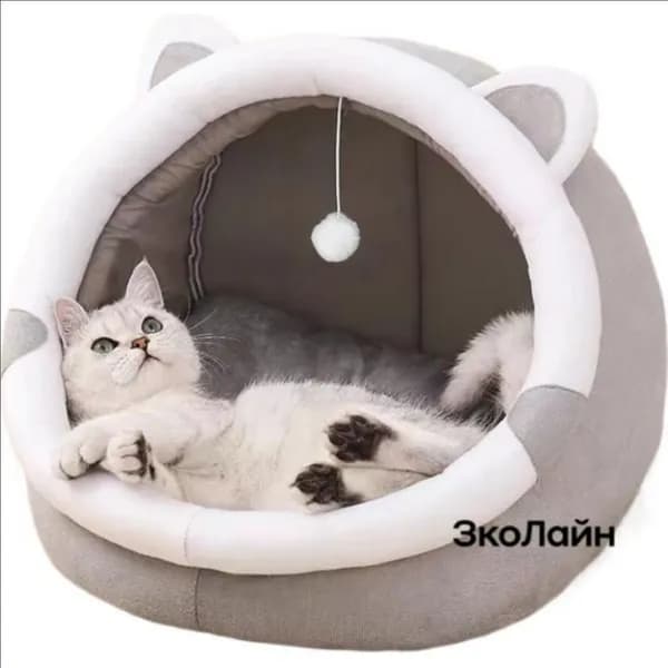Мягкая лежанка для кошек с игрушками для кошек.