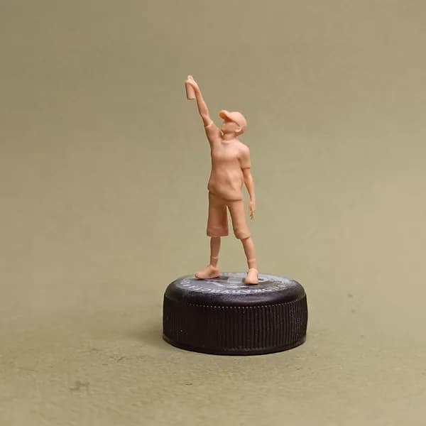 Подросток рисует граффити. Фигурка в масштабе 1:43.