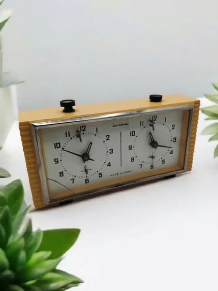 Винтажные настольные шахматные часы "Янтарь", СССР. Работоспособность неизвестна.