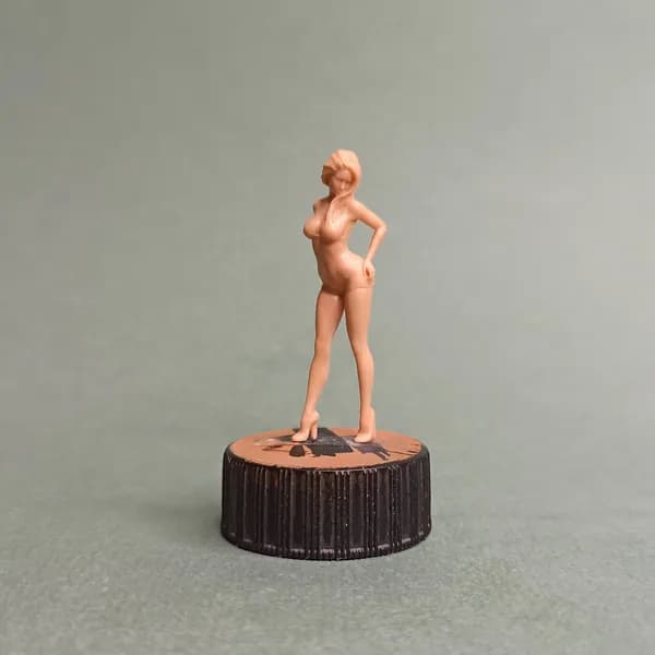 Девушка в шортах. Фигурка в масштабе 1:43.