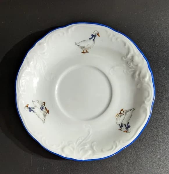 Блюдце из чешского фарфора "Гуси", Bernadotte, Thun 1794. Чехия, Винтаж