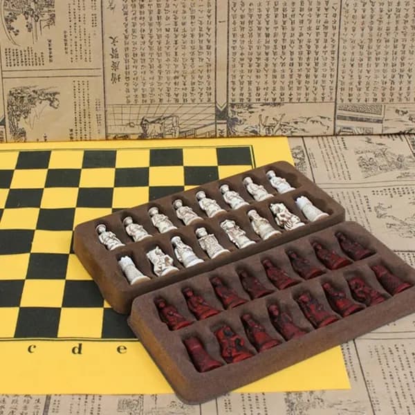 Шахматы антикварного стиля с фигурками из полимерной смолы и кожаной доской размером 30 30 см
