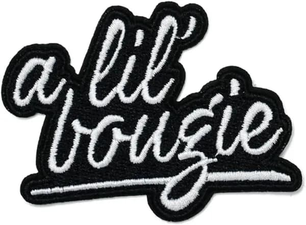 Нашивка-вышивка "A Lil' Bougie" для пришивания или приклеивания утюгом (1 шт.).