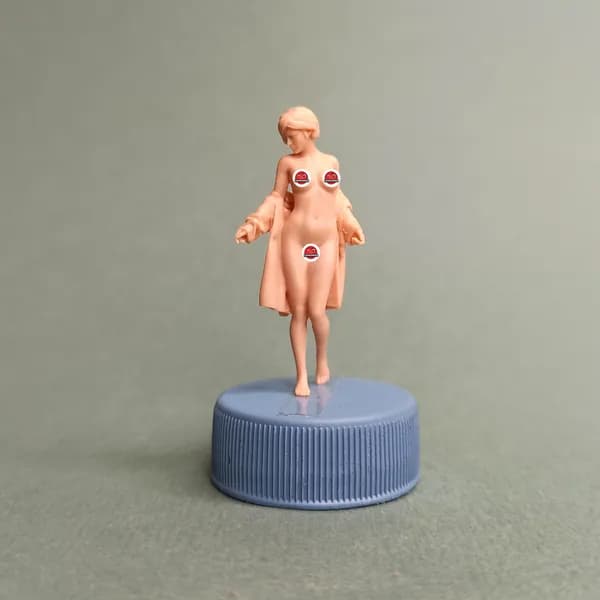 Девушка снимает халат. Фигурка 1/43.