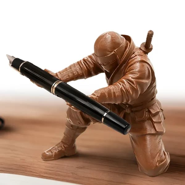 3D-печать: держатель для ручек в виде ниндзя, коричневый