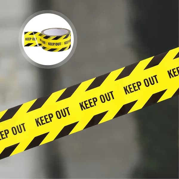 Черно-желтая лента с предупреждающей надписью keep out для использования на стройплощадках
