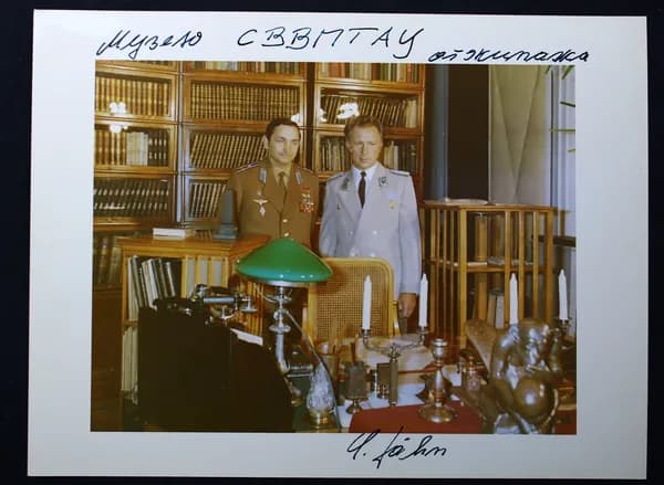Фото "Космонавтов Быковский (СССР) и лётчик-космонавт ГДР Йен Зигмунд ". 24*18,2 см (с автографом Зигмунда)