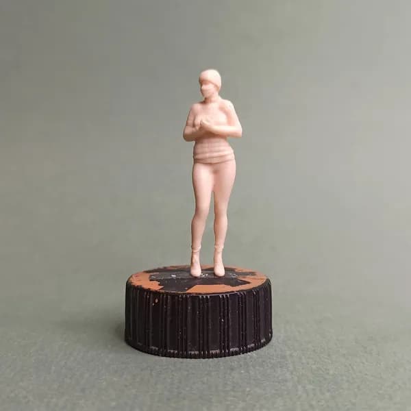 Девушка в медицинской маске. Фигурка в масштабе 1/43.