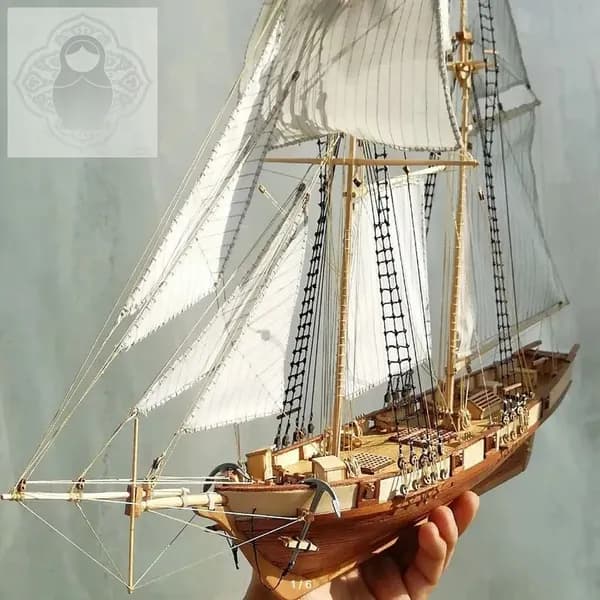 Деревянная собранная модель парусной лодки в эпоху мореплавания