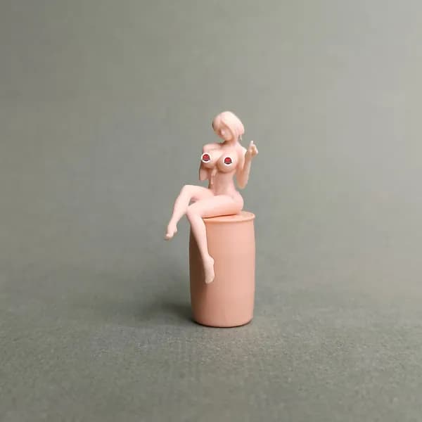 Девушка в купальнике 2, сидящая. Фигурка в масштабе 1/43