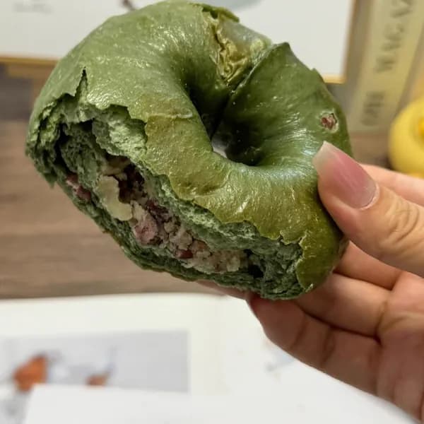 Бейгл цельнозерновой с начинкой черника сыр кунжут морская соль