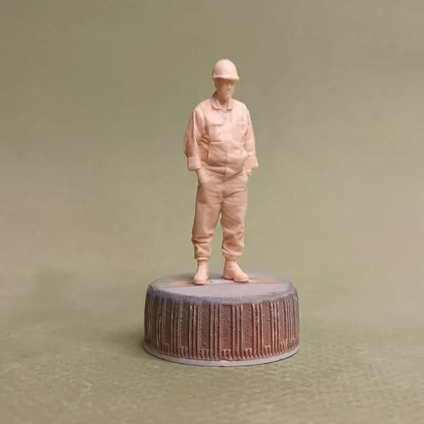 Рустам строитель. Фигурка в масштабе 1:43.