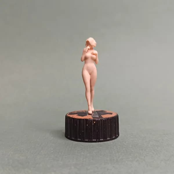 Девушка в комбинезоне. Фигурка в масштабе 1/43.