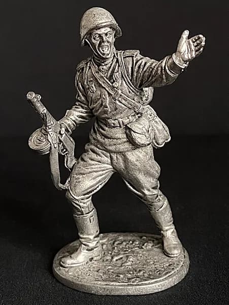 Оловянная фигурка Гвардии рядовой Красной Армии в атаке, 1943-45 гг. коллекционная миниатюра с ППШ: подарок мужчине на 23 Февраля, День Победы 9 Мая и день рождения для декора кабинета