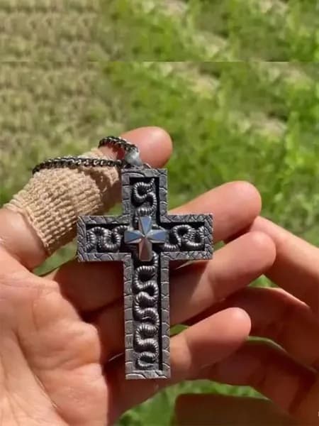 Похожие Крест Таноса из Игры в кальмара 2