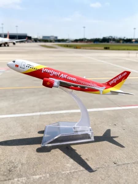 Металлическая модель самолета Airbus A320 VietJet Air