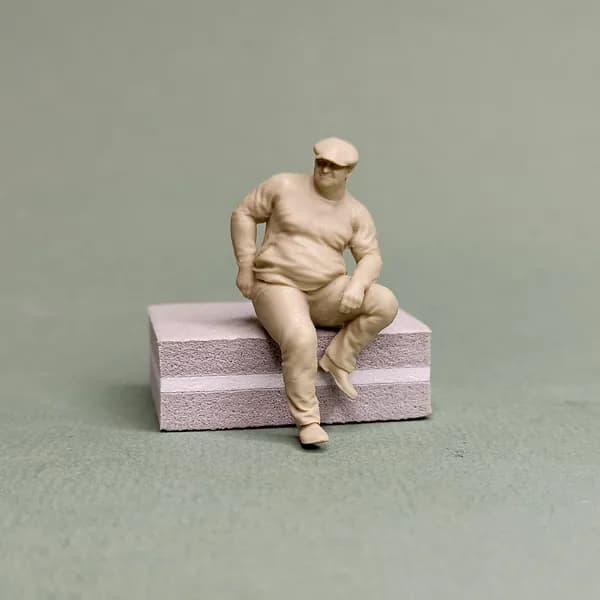 Таксист выходит из машины. Масштаб 1/43.