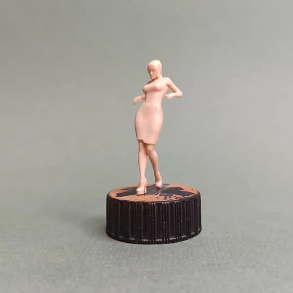 Красотка облокотилась. Фигурка в масштабе 1/43.