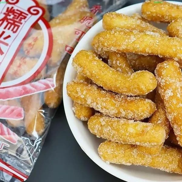 Хрустящая рисовая соломка в традиционном стиле, сладкая закуска из клейкого риса, старинное лакомство