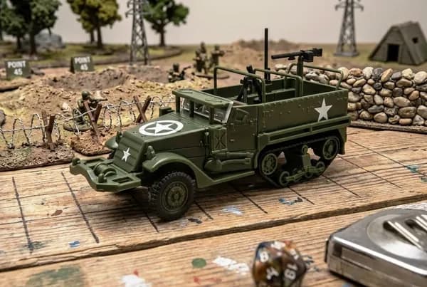 Сборная модель Полугусеничный бронетранспортер M3 A1 1:72