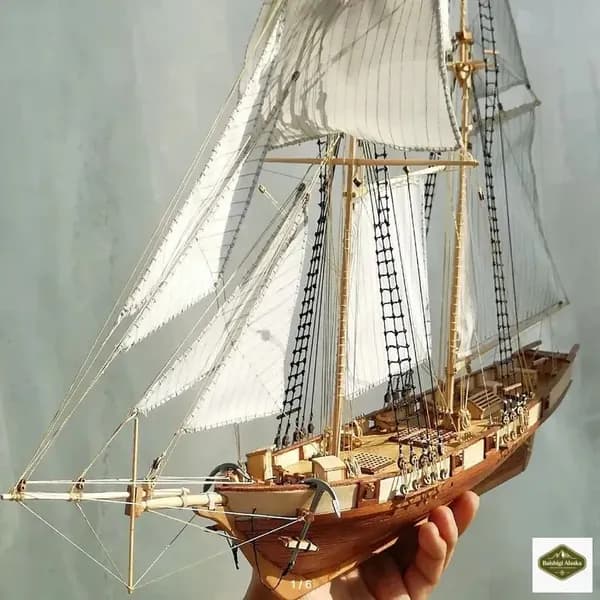 Деревянная собранная модель парусной лодки в эпоху мореплавания