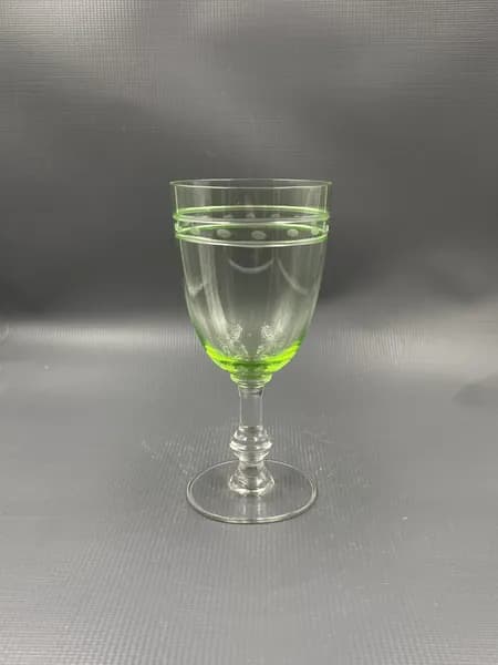 Бокал для вина старинный, Урановое стекло, Резьба, высота 13,5 см Красивый! Редкость!