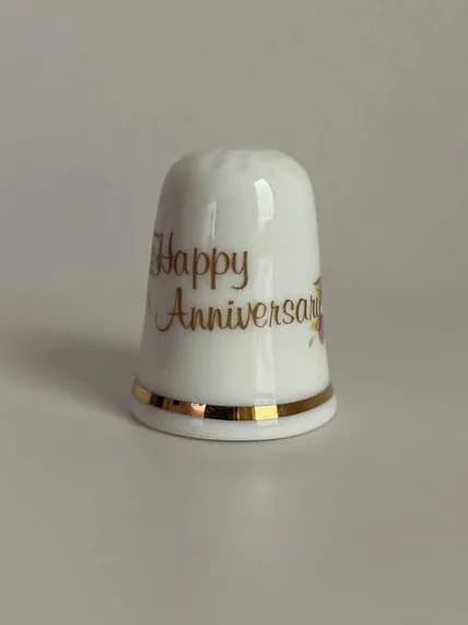 Коллекционный наперсток от Fenton с изображением цветов и надписью Happy Anniversary - С Годовщиной