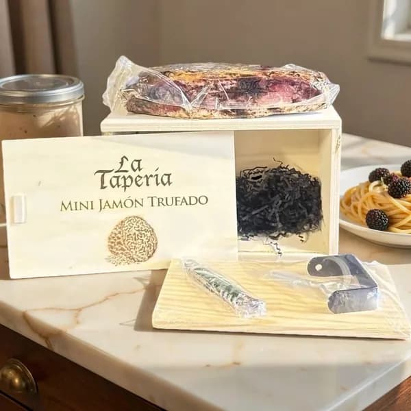 Хамон Серрано La Taperia RESERVA с черным трюфелем НАБОР в деревянной подарочной коробке: хамонера, нож, 950гр