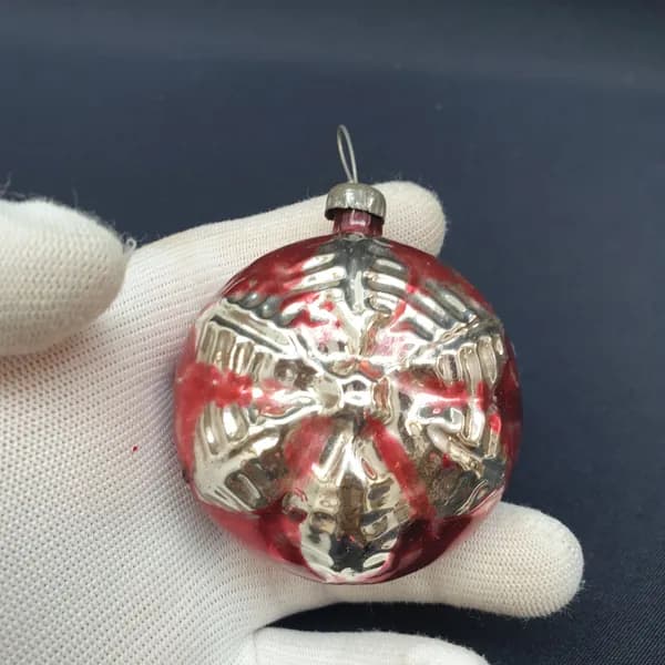 Елочная игрушка винтажная, СССР. Стекло, шар рельефный красно серебристый ручной работы