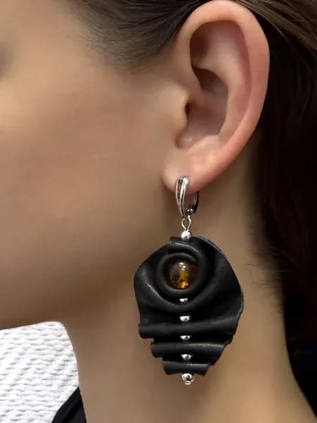 Серьги с янтарем и натуральной кожей