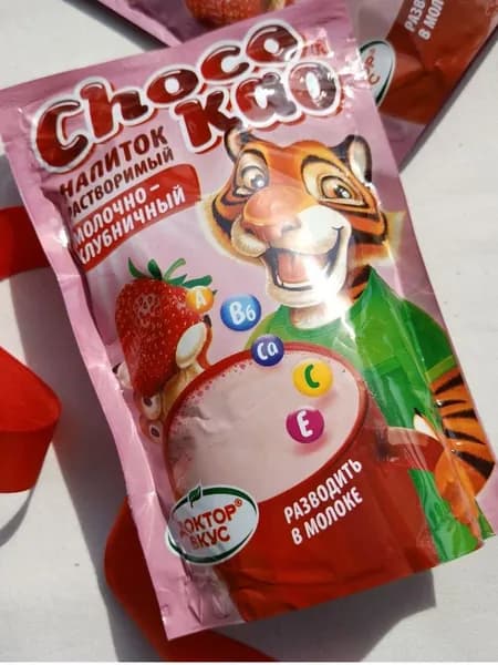 Напиток растворимый молочно-клубничный с витаминами CHOCO KAO. 200г.