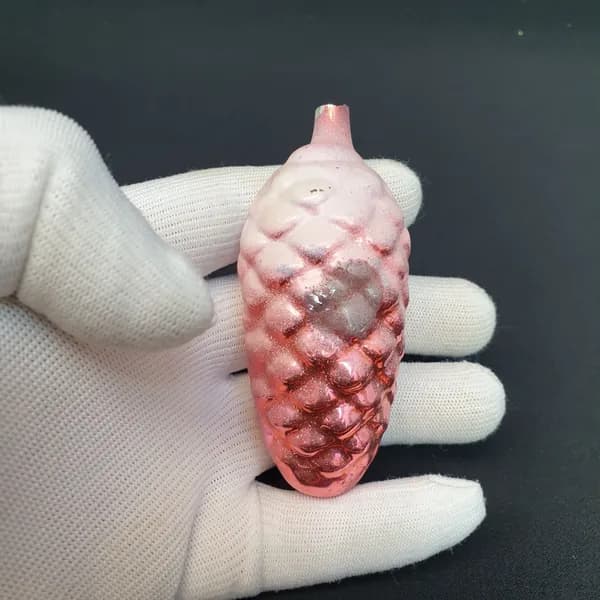 Елочная игрушка винтажная, СССР. Стеклянная фигурка шишки розового цвета с матовым декором