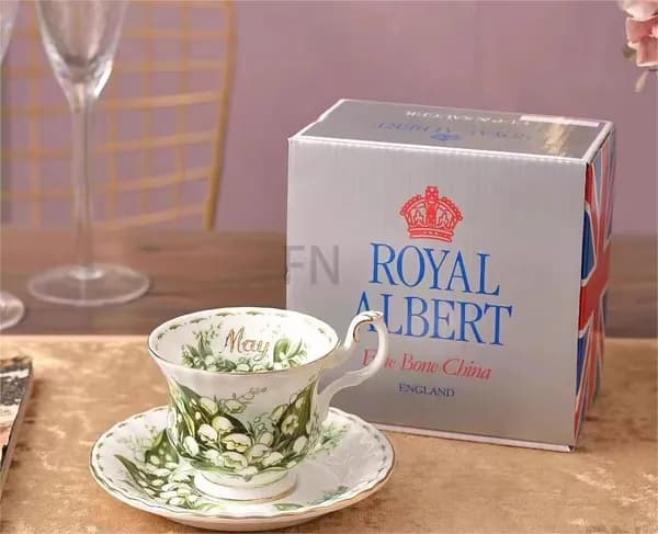 Антикварный чайный сервиз из костяного фарфора, Англия 1975 г