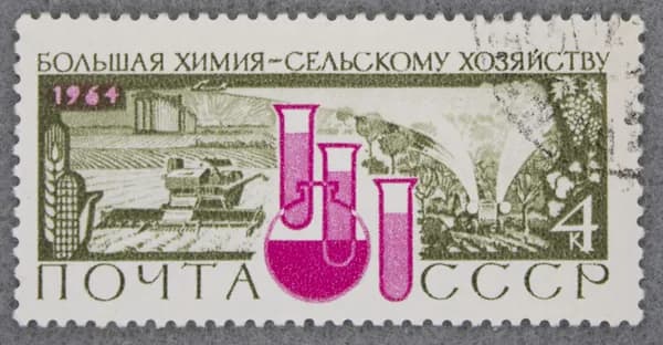 Почтовая марка "Большая химия - сельскому хозяйству. Химия в сельском хозяйстве". Номинал 4 коп. СССР. 1964 год. (Загорский 3046)