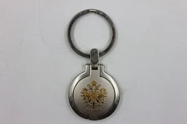 Винтажный брелок-медальон с гербом Австрии. 8х3,5 см 1990е