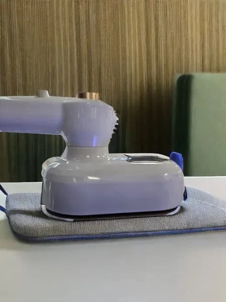 Портативный мини утюжок для одежды.