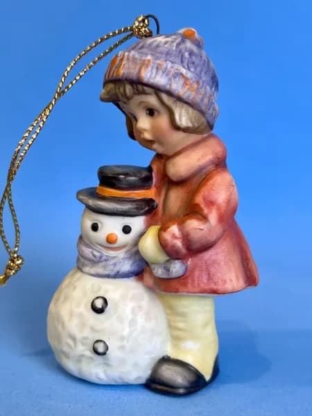 Статуэтка винтажная фарфоровая, фарфоровая елочная игрушка, Berta Hummel, "A Gift for Snowman", Goebel, Германия